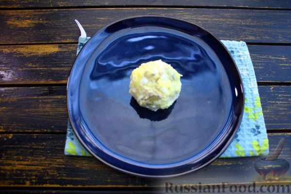 Салат "Ромашка" с ветчиной, картофелем, сыром и огурцами