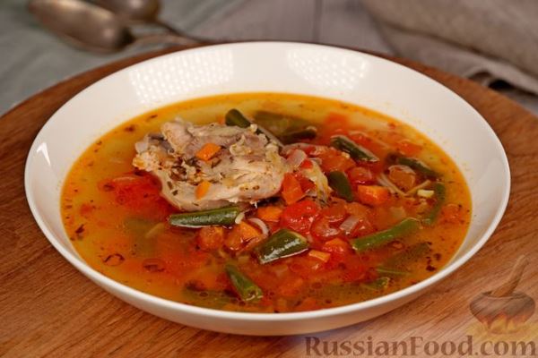 Куриный суп с вермишелью, помидорами и стручковой фасолью