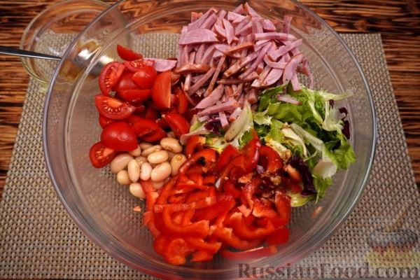 Салат с ветчиной, перцем, фасолью и помидорами
