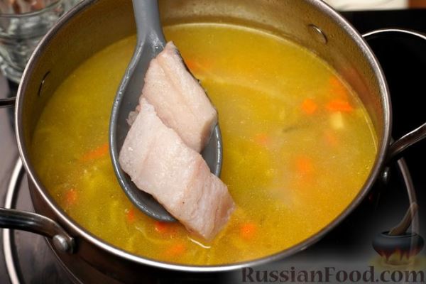 Рыбный суп с солёными огурцами и сливками