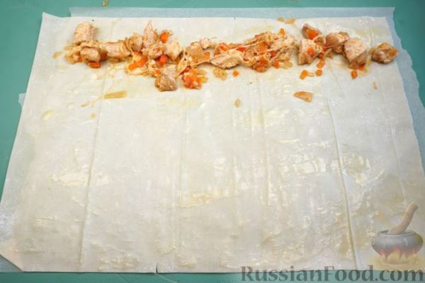 Пирог-улитка из теста фило с начинкой из курицы с овощами и сыром