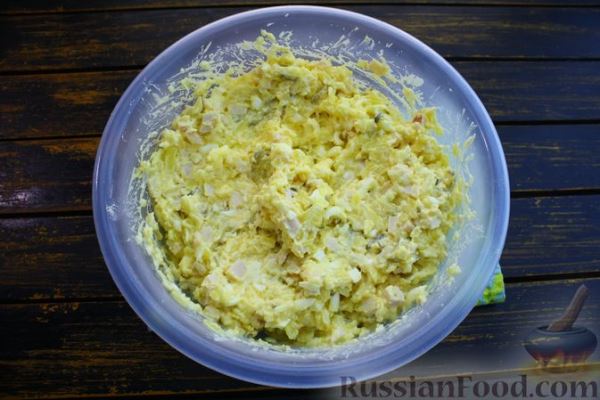 Салат "Ромашка" с ветчиной, картофелем, сыром и огурцами