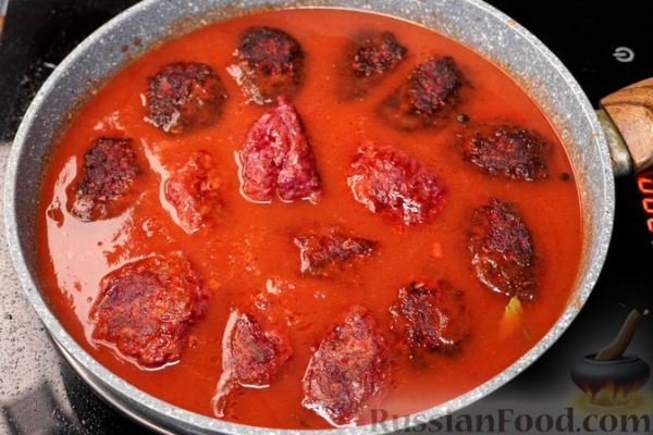Свиные котлеты со свёклой, в томатном соусе