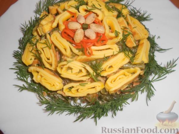 Салат с омлетом, грибами и фасолью