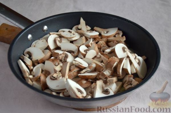 Рис с курицей, грибами и сливками (на сковороде)