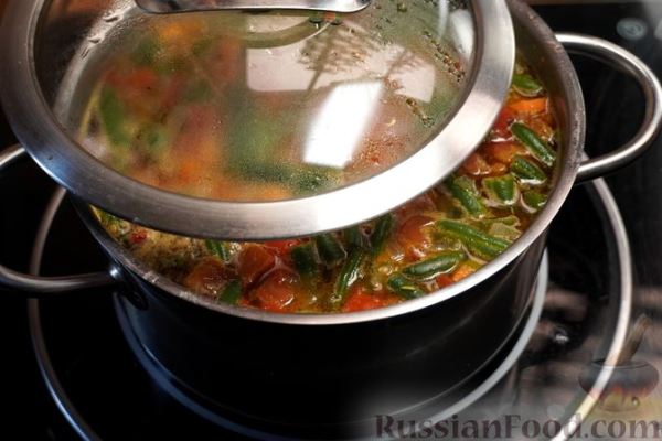 Куриный суп с вермишелью, помидорами и стручковой фасолью