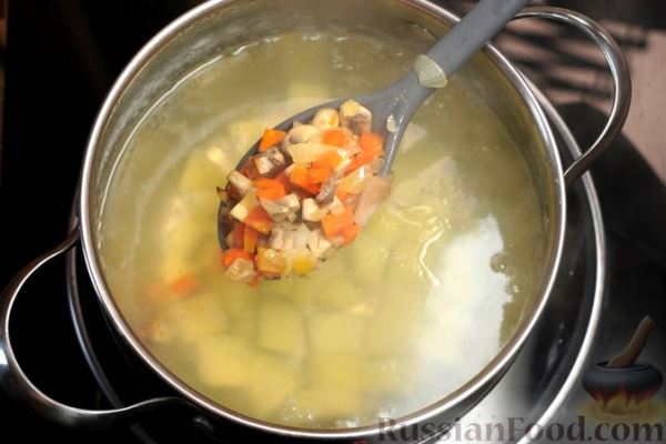 Грибной суп с чесночными галушками
