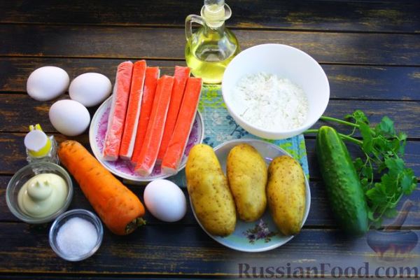 Закусочный блинный торт с крабовыми палочками, яйцами и овощами