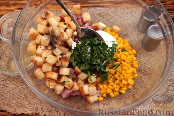 Салат с ветчиной, кукурузой и чесночными сухариками