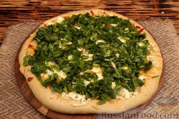Белая пицца с твёрдым и мягким сыром, брынзой и руколой