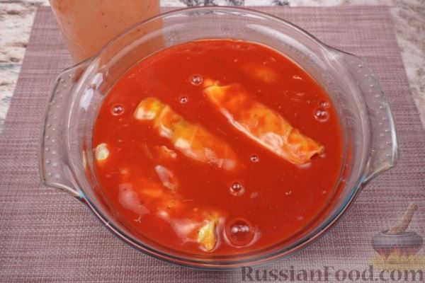 Рулетики из индейки и капусты, в томатном соусе
