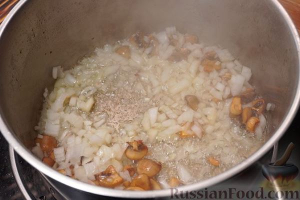 Постный борщ с квашеной капустой, фасолью и грибами